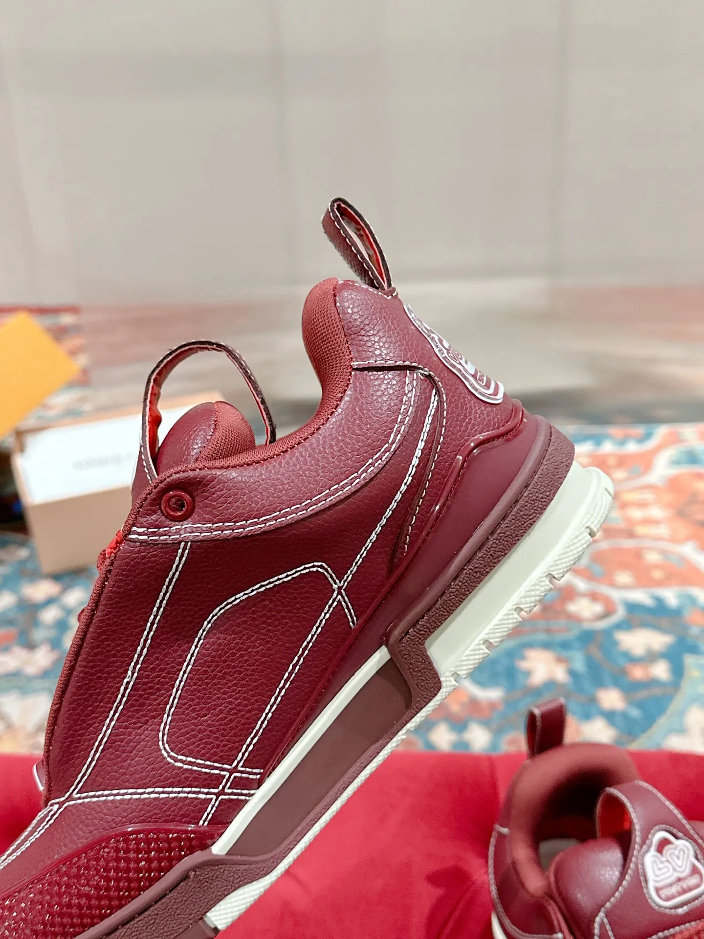 👟👟Ex-factory price 800👟👟 LV donkey brand L SKATE series latest color matching Tariner sneakers four-leaf clover skate shoes couple style retro basketball shoes original purchase development and production This LV Skate sneaker is decorated with colorful details on the grained cow leather shoe body, echoing the leather goods and ready-to-wear series of the season. A gradient Monogram flower blooms on the side of the sneaker. The padded tongue and Mini Monogram fabric-lined collar show the inspiration of skate shoes in the 1990s ▪️Material: original customized first-layer cowhide ▪️Inner lining: imported breathable mesh ▪️Sole: original open-molded non-slip TPU material ▪️Sole thickness: 3.5cm ▪️Size: Female 35-40 Male 39-44 (Female 41, Male 45.46 customized, non-returnable)